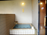 石の浴室：サウナ横の「水風呂」