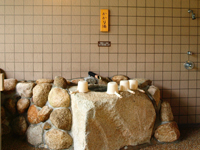 石の浴室：忘れずに「かかり湯」