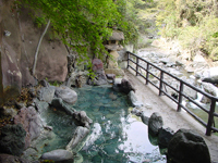 山水館の渓谷を望む露天風呂