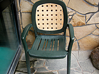 A：露天エリアの休憩用椅子