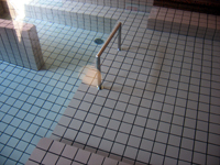 共通：主浴槽内の半身浴ゾーン